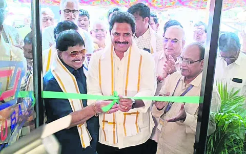 కో–ఆపరేటివ్‌ బ్యాంకుల సేవలు విస్తృతం చేయాలి  