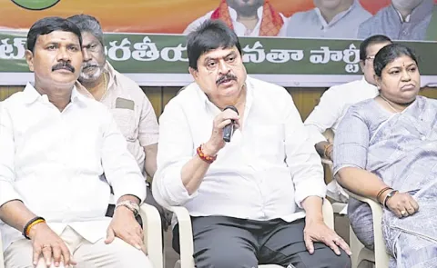 BJP Chief Ramachandra Rao Strong Comments on Congress Leaders Regarding Urea Shortage