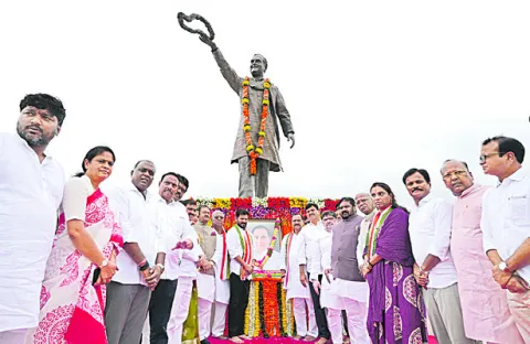 రాజీవ్‌ గాంధీని యువత ఆదర్శంగా తీసుకోవాలి 