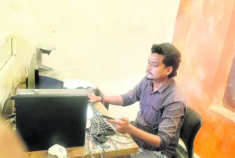 15 నెలలుగా అందని వేతనాలు