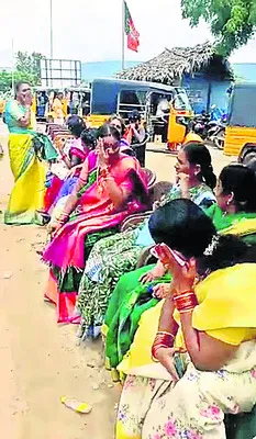 ఉచిత బస్సుకోసం పాట్లు..ఫీట్లు 