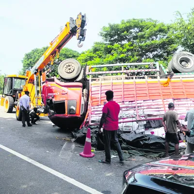 యాపిల్స్‌ డీసీఎం బోల్తా 
