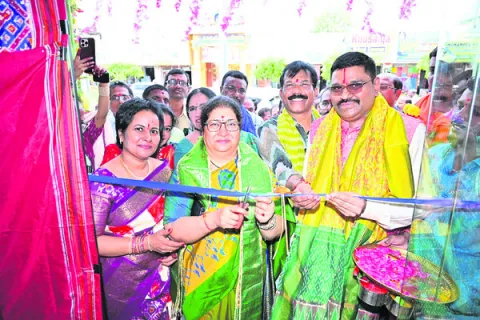 వచ్చే నెలలో చేనేత రుణమాఫీ 