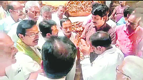 నత్తనడకన పొగాకు కొనుగోళ్లపై మండిపాటు 