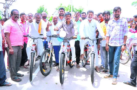 విద్యార్థులకు సైకిళ్లు పంపిణీ