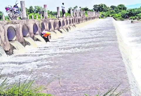 గుండ్లకమ్మ పరవళ్లు 