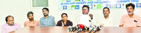పింఛన్లు ఇవ్వకుండా ప్రభుత్వం మోసం