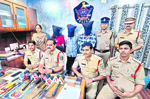 గంజాయి రవాణా కేసులో ముగ్గురి అరెస్ట్‌ 