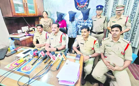 పీఈటీపై కేసు నమోదుకు  టీడీపీ నేతల అడ్డుపుల్ల! 