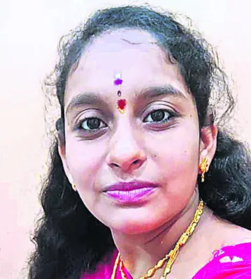 యువతి ఆత్మహత్య 