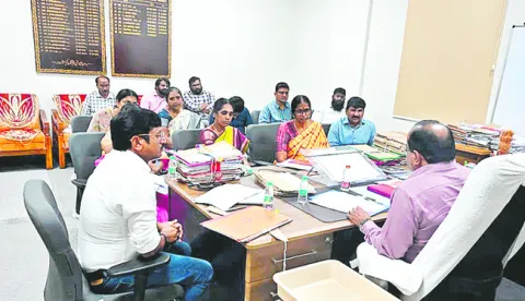 దరఖాస్తులు పెండింగ్‌లో పెట్టొద్దు 