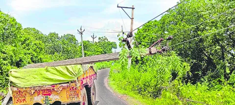 విద్యుత్‌ స్తంభాన్ని ఢీకొన్న ట్రాక్టర్‌ 