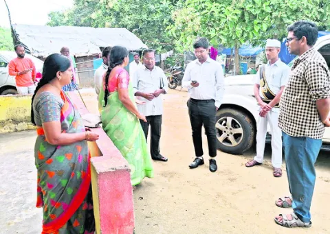 అంగన్‌వాడీ కేంద్రాన్ని పరిశీలించిన సబ్‌ కలెక్టర్‌