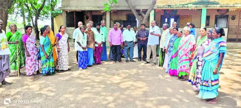 కలెక్టర్‌ దృష్టికి చియ్యపాడు దళితవాడ పాఠశాల సమస్య