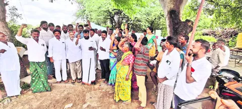 కూల్చిన డాబాను పరిశీలించిన బలిజ సంఘం నాయకులు