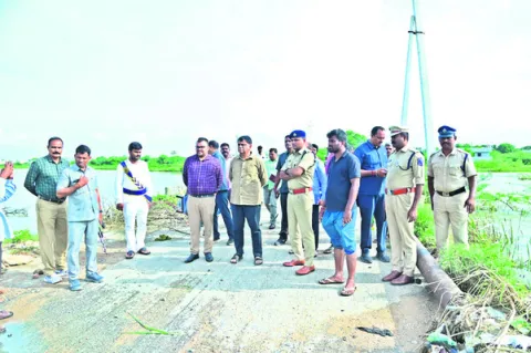 వర్షాలతో అప్రమత్తంగా ఉండాలి 