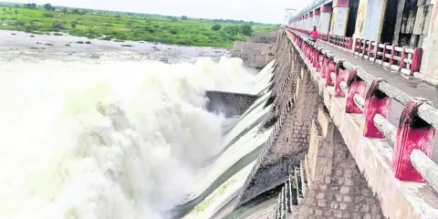 మూసీకి కొనసాగుతున్న వరద