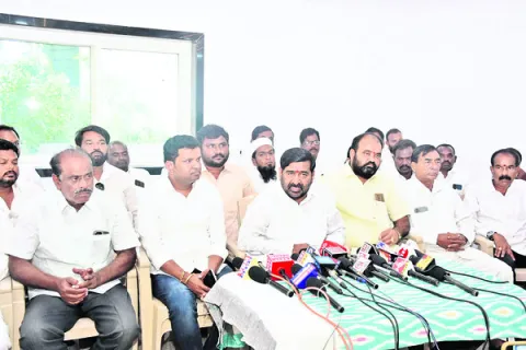 దళారులతో మంత్రులు కుమ్మక్కు