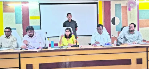 ఇందిరమ్మ ఇళ్లను గ్రౌండింగ్‌ చేయాలి