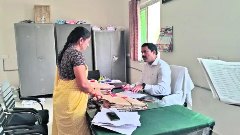 పెండింగ్‌ దరఖాస్తులు పరిష్కరించాలి 