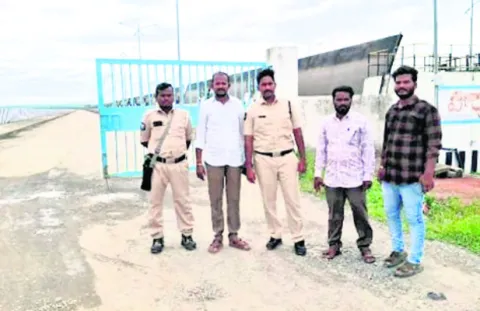 యూరియా కష్టాలకు ‘చెక్‌’ పోస్టులు