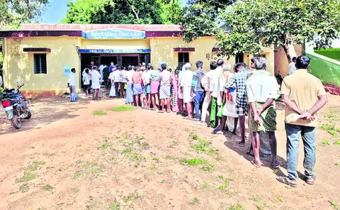 డిమాండ్‌కు సరిపడని యూరియా 