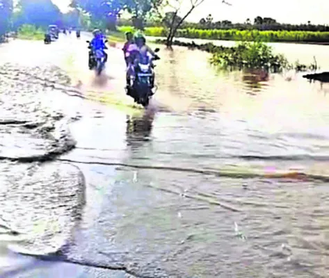నిలిచిపోయిన అంతర్రాష్ట్ర వాహనాలు