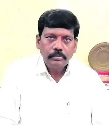 బస్సు పాసుల జారీ కౌంటర్‌ నిర్వాహకుడి తొలగింపు