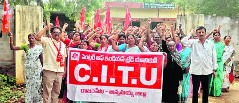 అంగన్‌వాడీలను మోసగిస్తున్న కూటమి ప్రభుత్వం