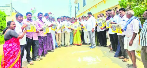 బాబు పాలనలో రాష్ట్రం నిలువు దోపిడీ