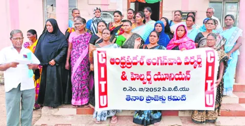 అంగన్‌వాడీల డిమాండ్లు పరిష్కరించాలి 