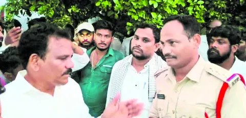 ‘బాబు ష్యూరిటీ–మోసం గ్యారెంటీ ప్లెక్సీ తొలగింపు 