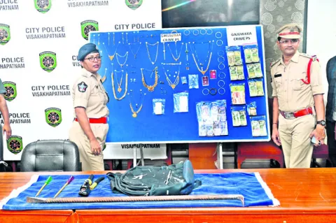 భారీ దొంగతనం కేసులో ముగ్గురి అరెస్ట్‌ 