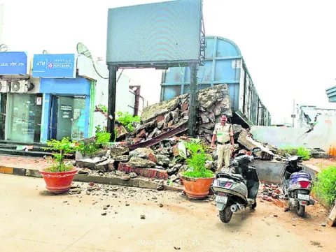 ఏటీఎం గోడను ఢీకొట్టిన గూడ్స్‌ రైలు