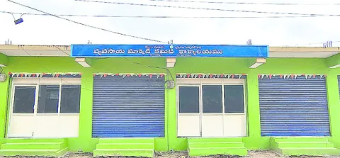 మార్కెట్‌ యార్డు నిర్మాణంలో జాప్యం