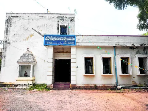 అక్రమార్కులకు అడ్డా తహసీల్దార్‌ కార్యాలయం
