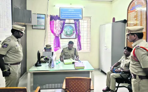 సైబర్‌ నేరగాళ్లతో జాగ్రత్త 