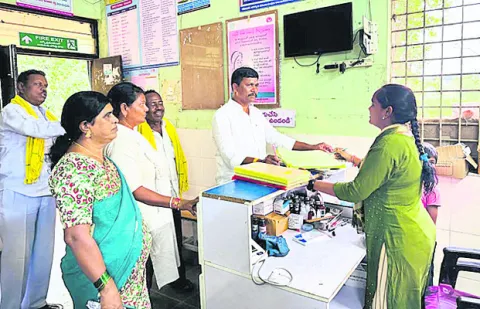 అందుబాటులో ఉండి వైద్యం అందించాలి