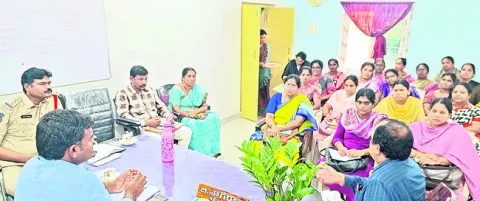 చిరు వ్యాపారులను ఆర్థిక బలోపేతం చేయాలి 