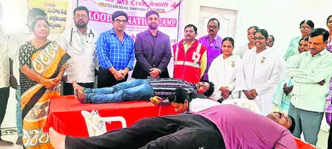 రక్తదానం చేసి ప్రాణదాతలుగా నిలవాలి 