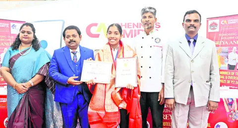 శ్రేయా అనిష్‌కు సత్కారం