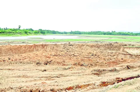 చెరువు మట్టి తరలింపుపై గ్రామీణుల నిరసన