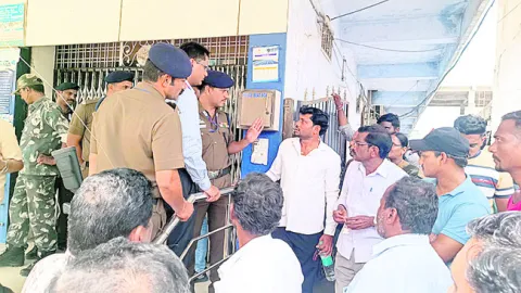 5.5కిలోల బంగారం, రూ.1.07కోట్లు మాయం?