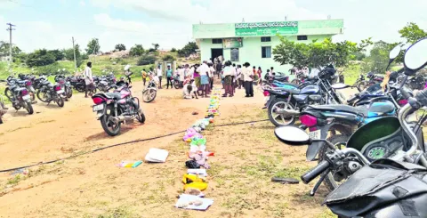 యూరియా కోసం బారులు.. 
