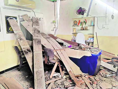 సర్వే శాఖ చాంబర్‌లో త్రుటిలో తప్పిన ప్రమాదం 