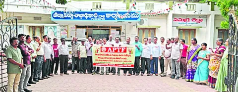అసెస్‌మెంట్‌ బుక్స్‌ విధానాన్ని రద్దు చేయాలి 