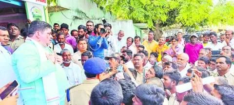 యూరియాపై ఆందోళన వద్దు 