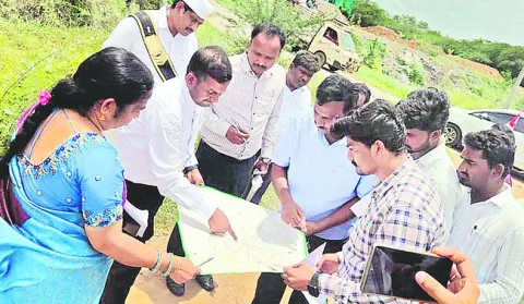 భూముల రీసర్వే తనిఖీ