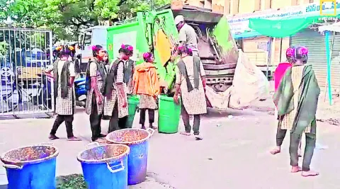 పారిశుద్ధ్య కార్మికులుగా హాస్టల్‌ బాలికలు