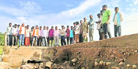 దెబ్బతిన్న రోడ్లు బాగుచేయండి
